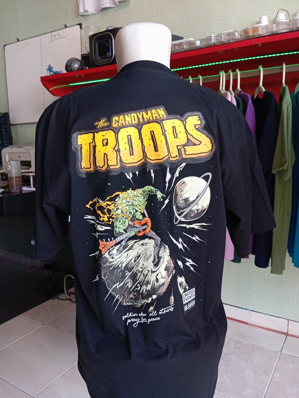 Hasil sablon desain penuh warna pada bagian belakang kaos hitam