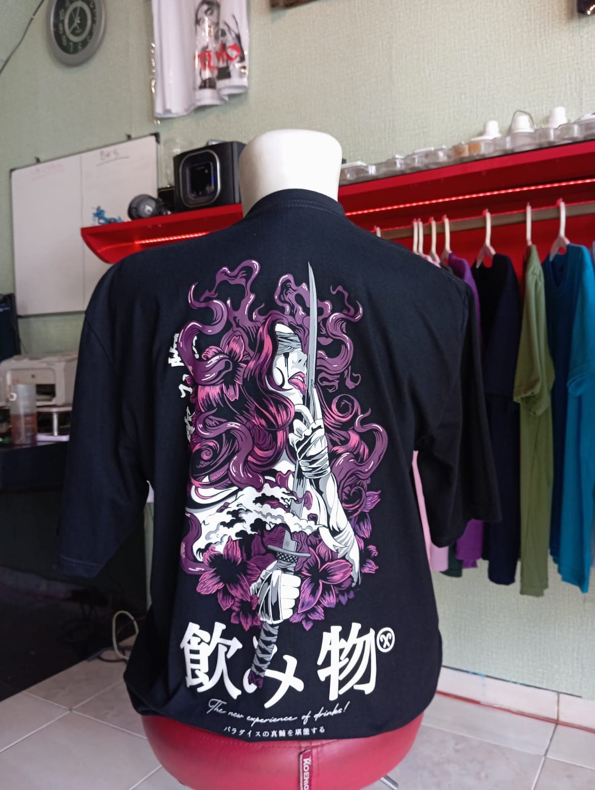 Hasil sablon ilustrasi pada bagian belakang kaos hitam